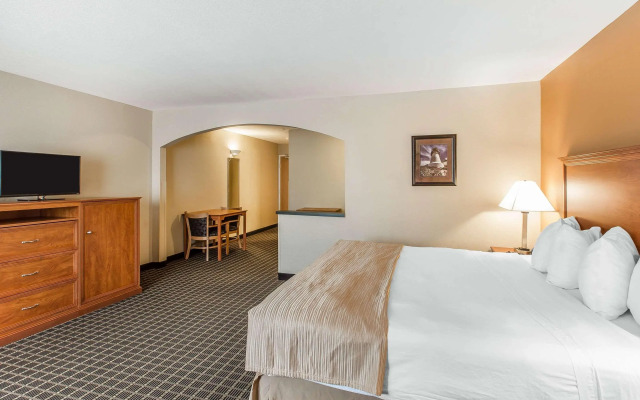 Quality Inn & Suites On the River