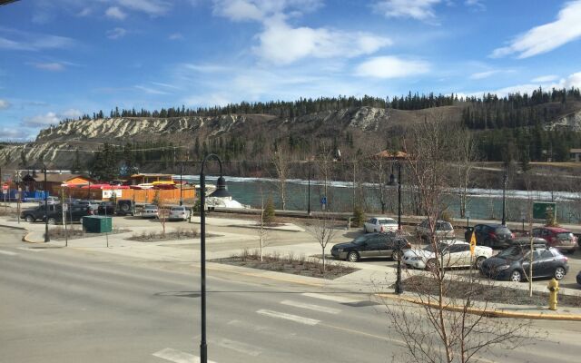 Canadas Best Value Inn River View Hotel