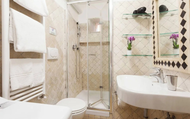 Renoir Small Loft on Giulia Street