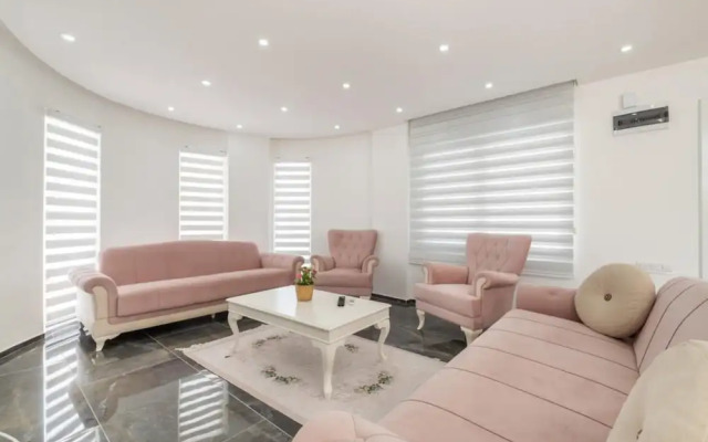 Superb Villa With Private Pool in Antalya