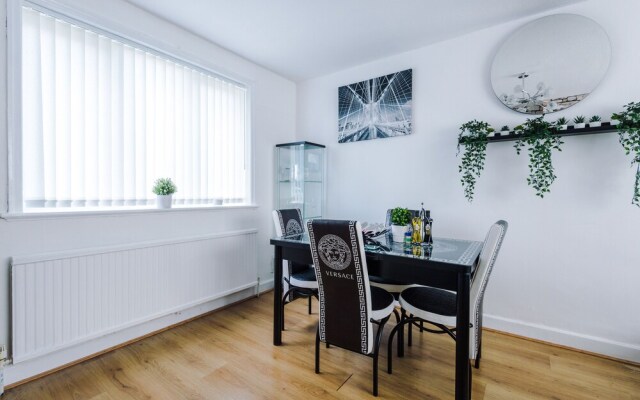 Spacious & Luxurious 3-bed House in Manchester