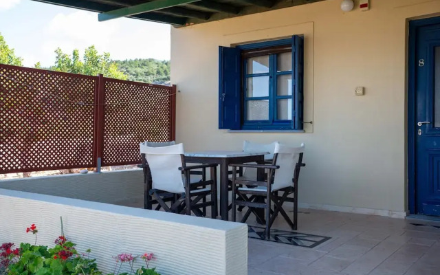 Sunny Studio Nestled Near a Refreshing Shared Pool