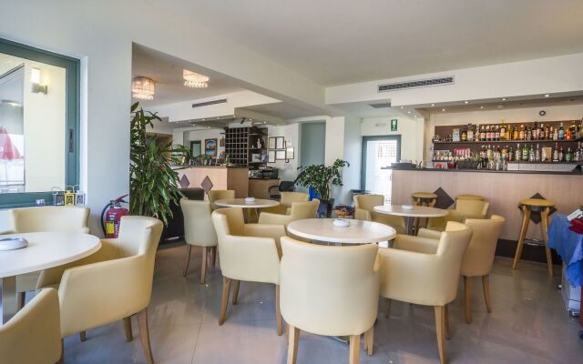 Athina Beach Hotel