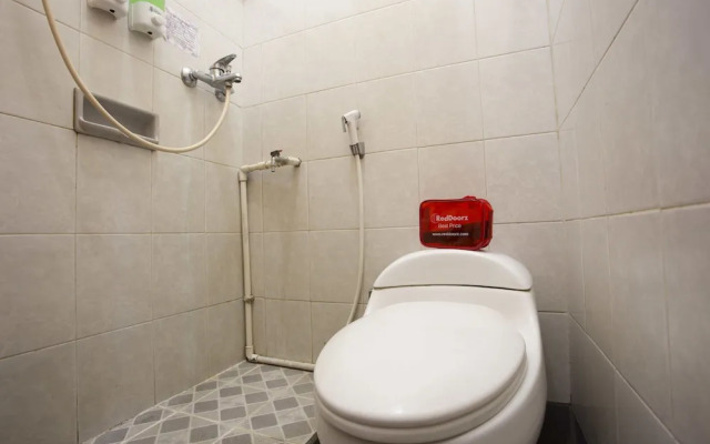 RedDoorz near Terminal Condong Catur 2