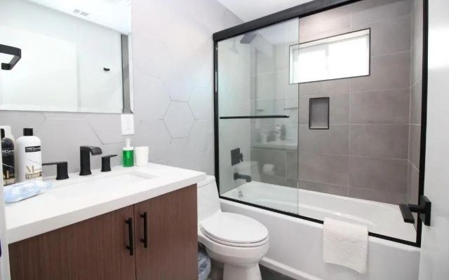 Los Angeles 3BR&3BT Villa Suites with Free Parking