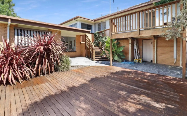 Scenic Serenity Large Family Home in Geelong