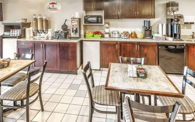Super 8 by Wyndham Airdrie AB