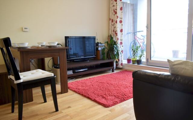 1 Bedroom Apartment in Canary Wharf With Balcony