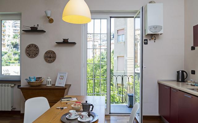 Sunny apartment over the harbor