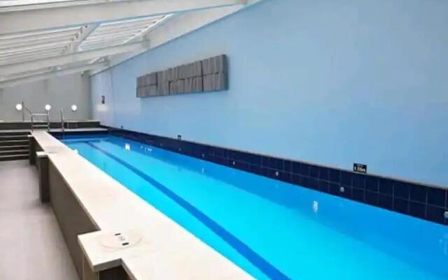 Lovely Bright Apt w/ Pool and Gym by Zodiak Stays