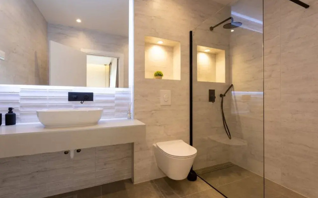 Moonlit Mirage Villa With Pool, Gym and Sauna