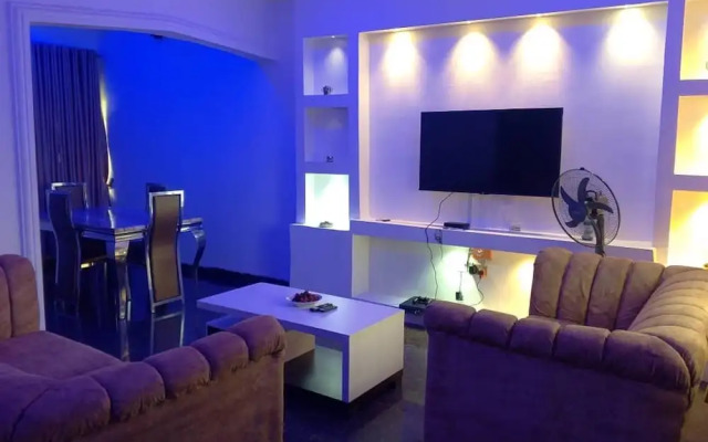 2 Bed-sleeps 4-free Parking-aircon