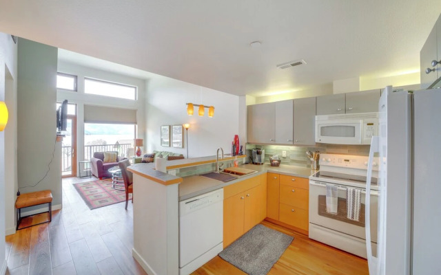 Walk to Lake Chelan: Top-level Waterfront Condo