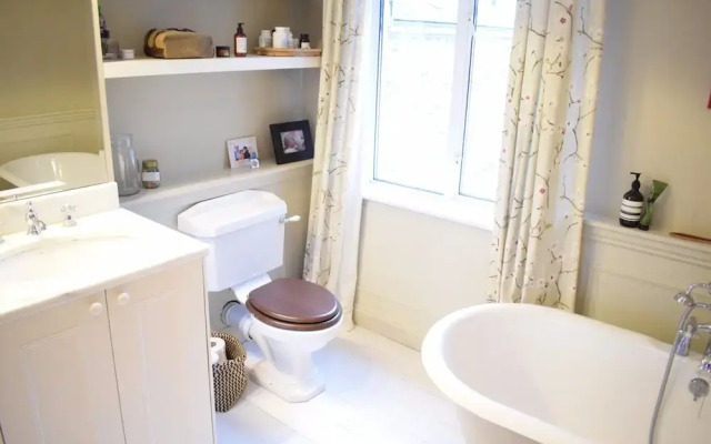 Shepherd'S Bush 2 Bedroom Home