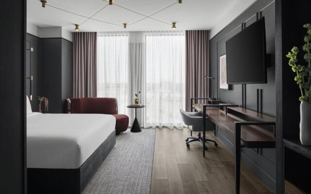 Renaissance Milwaukee West Hotel