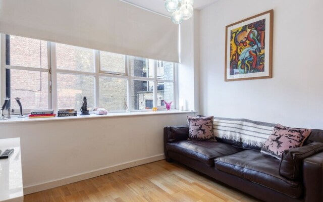 Bright & Beautiful Two Bedroom Apartment, Sleeps 4
