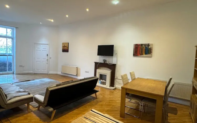 Westgate Haven - Spacious 4 Bedroom Apartment