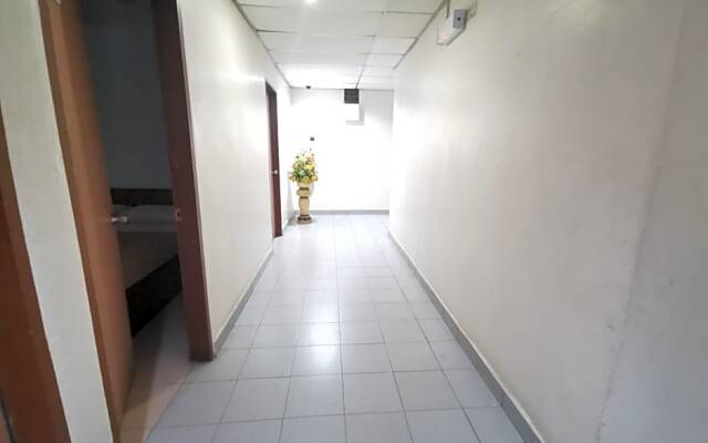 OYO 89817 Hotel Sura