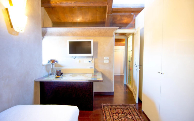 Opera Luxury Apartment