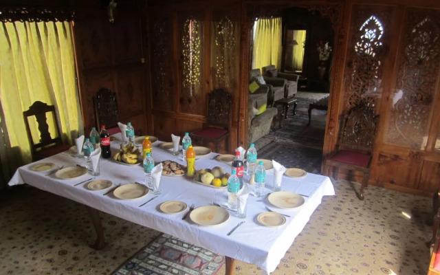 1 BR Houseboat in Nigeen Lake, Srinagar, by GuestHouser (657F)