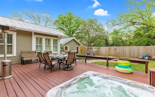 Heart of Fredericksburg w/Pool,Hot-Tub&Grill