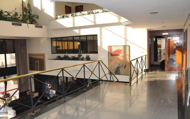 Crystal Plaza Hotel