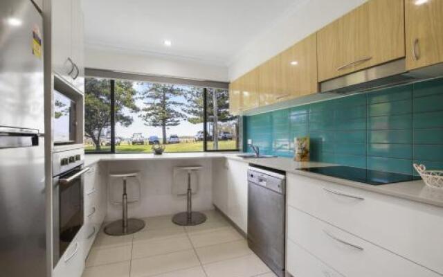 Golden Shores Unit 1, 21 Landsborough Parade