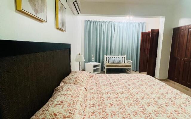 Lovely Beachfront 2 bedrooms condo with 2 pools