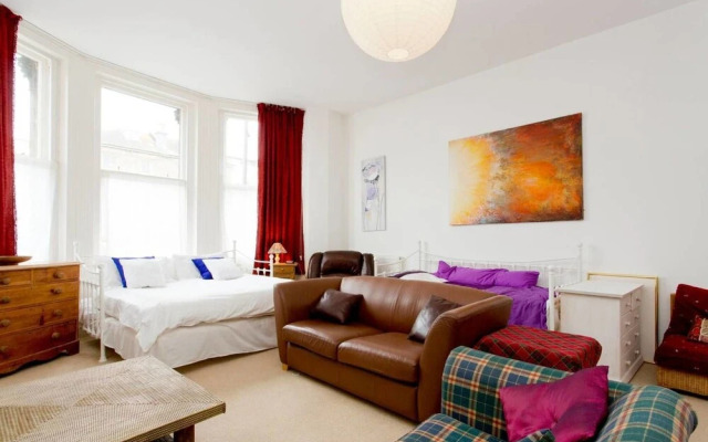 Bright Spacious Studio 5 Mins Walk to the Beach!