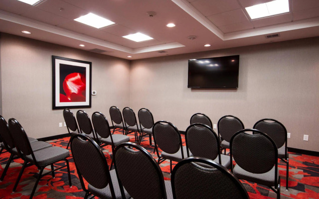 Hampton Inn & Suites DuPont