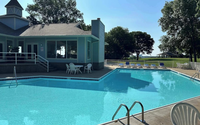 Lazy L at the Lake Chic 3 BDR Condo w/ Boat Slip