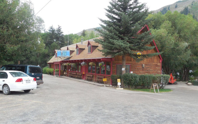 Snake River Cabin Village