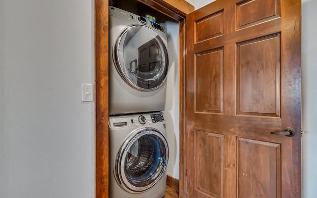 Rockwood Lake Lodge 7 Bedroom Home by RedAwning