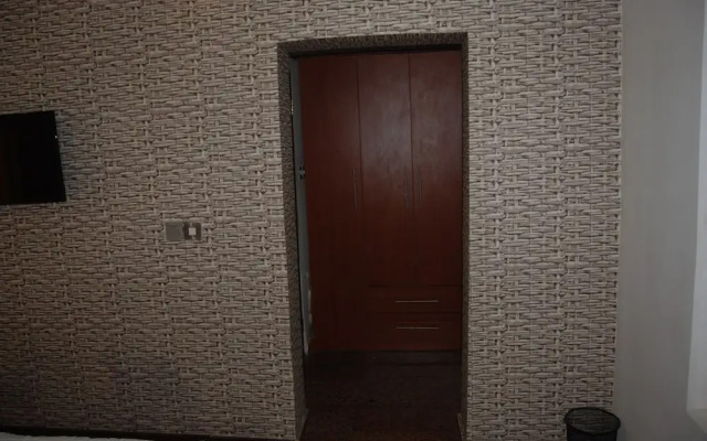 Kings Court Apartment