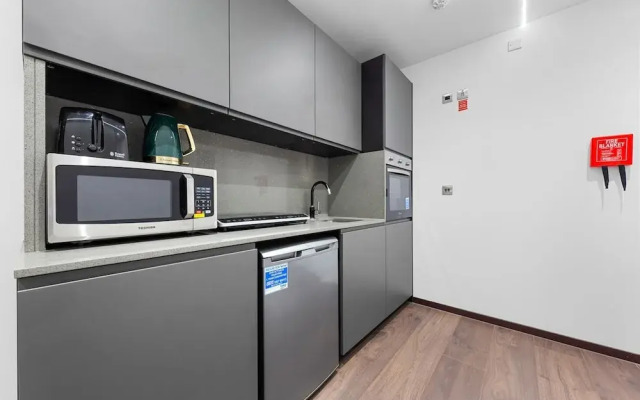 Bright Studio Retreat in Golders Green