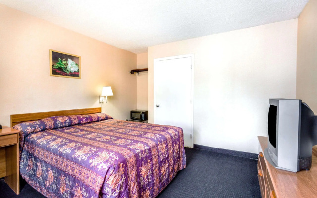 Travelodge by Wyndham Virginia Beach Bay Beach