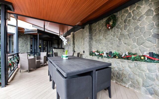 Vaccinated Staff - Capital O 492 Sunset View Ridge Residences