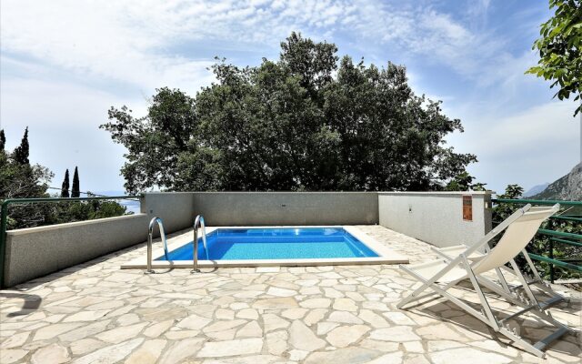 Holiday house in stone with heated pool