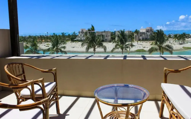 Stylish Lagoon View Escape With Balcony