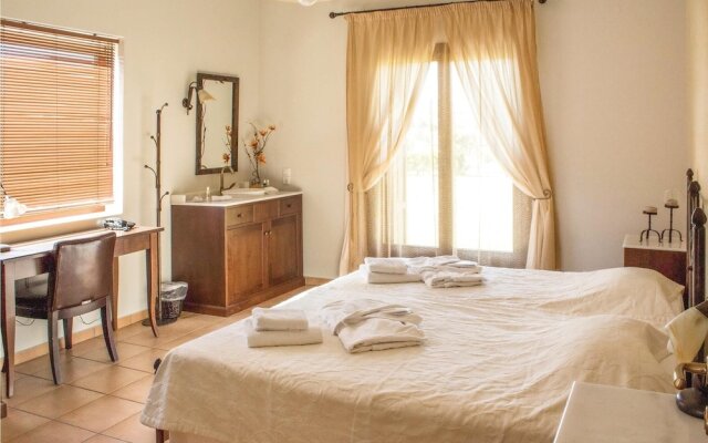 Stunning Home in Houdetsi,heraklio With 6 Bedrooms, Internet and Outdoor Swimming Pool