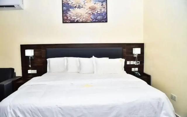 3pple M Continental Hotel & Suites