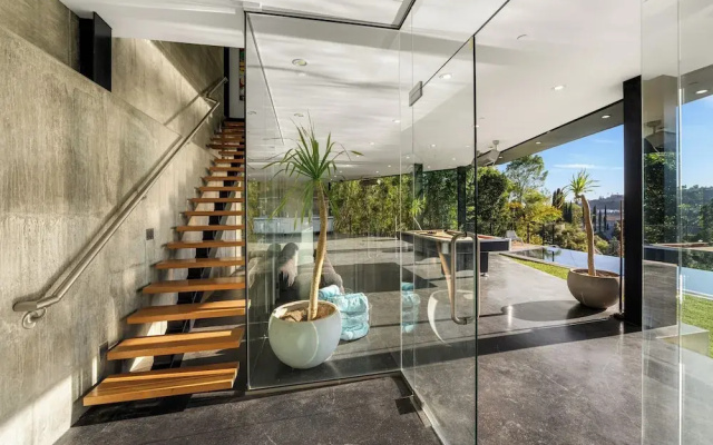Glass Mansion - Chic Glass Villa in LA Hills With Views, Style & Serenity