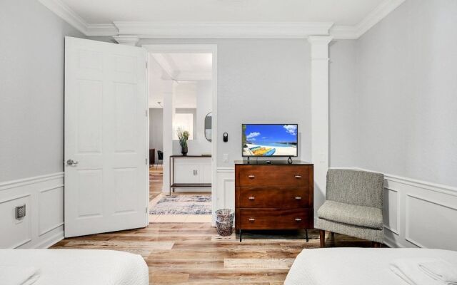 Vero`s Gem Deluxe 3 Bedroom Condo by RedAwning