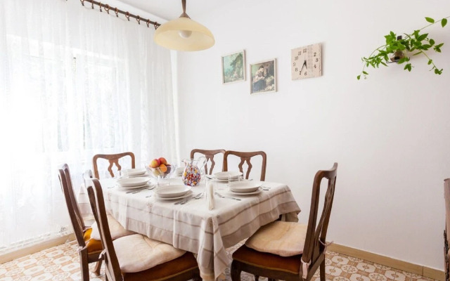 Spacious Holiday Home near Sea