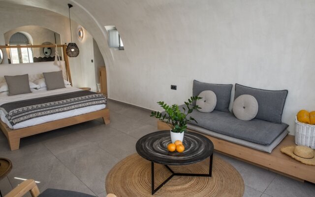 Almyra Oia Suites