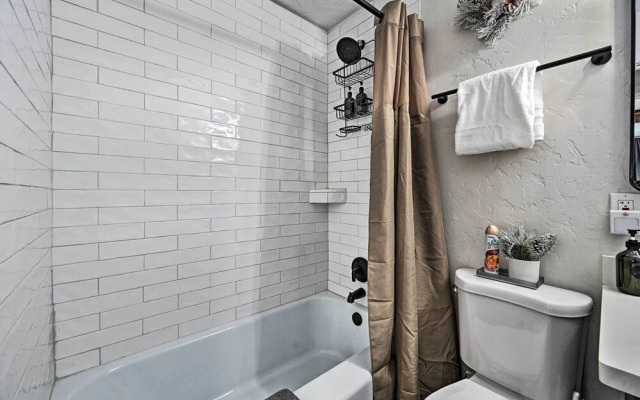 Flagstaff Cabin w/ Hot Tub & Fire Pit!