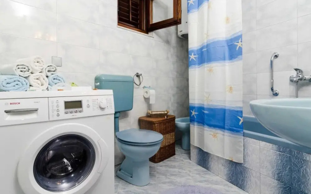 Apartment Giovani - Two Bedroom Apartment With Balcony and Sea View