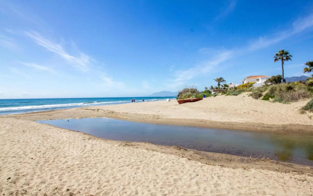 Perfectly located beachside apartment in Elviria Marbella