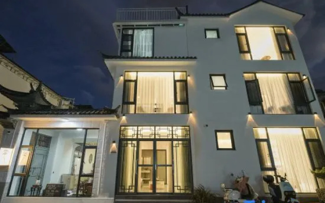 Free House (Dali Yusheng Temple Three Pagodas)