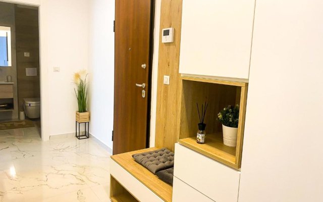 Serene Ambiance 1 BR Apartment with private parking and terrace